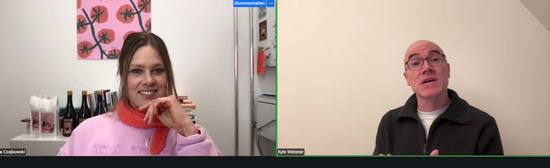 Screenshot einer Online-Veranstaltung mit Eva Czajkowski und Kyle T. Webster in einer geteilten Zoom-Ansicht während ihres Gesprächs über Illustration, Selbstständigkeit und digitale Werkzeuge.