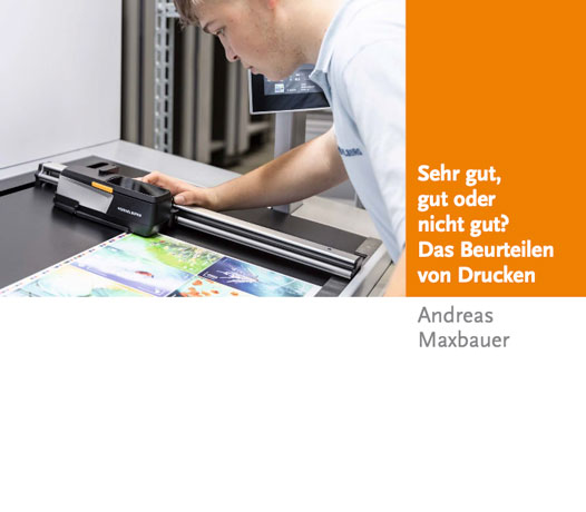 Beurteilung von Druckergebnissen in der Praxis: Farbwirkung, Material und Verarbeitung direkt am Druck prüfen.