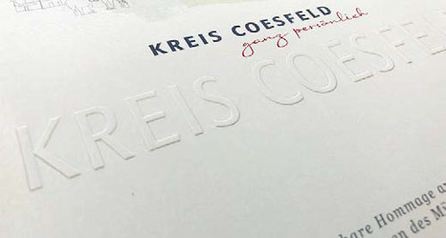 Beim Prägen werden Motive in ein hochwertiges Material gedrückt, sodass sie erhaben oder vertieft sind.