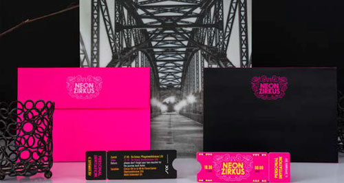 Zu den Sonderfarben zählen häufig Neonfarben oder Deckweiß auf farbigem Karton.