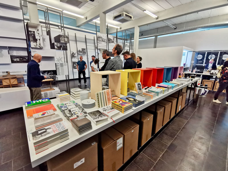 Ausstellungsbegehung im HfG-Archiv: Beim Kick-off zur Otl-Aicher-Schau erhielten die Studierenden Einblicke in die bestehende Dauerausstellung, Archivmaterialien und kuratorische Fragestellungen.
