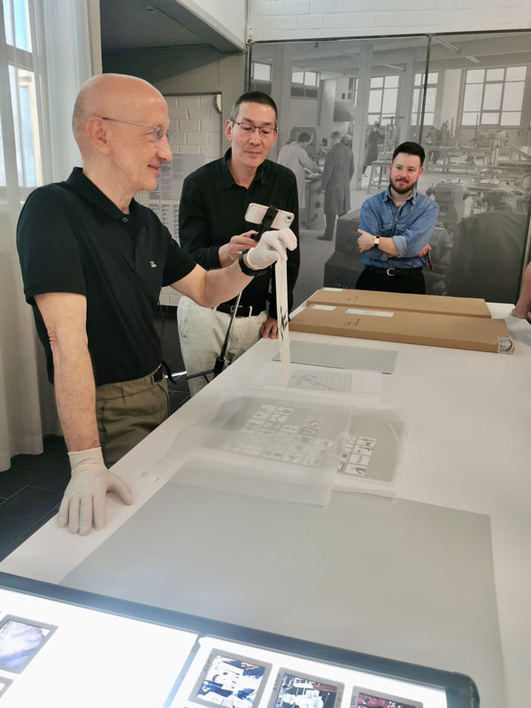 Gemeinsamer Auftakt im historischen Gebäude: Studierende und Lehrende starteten vor Ort in das interdisziplinäre Schwerpunktprojekt zu Otl Aicher, HfG Ulm und zeitgemäßer Designvermittlung.