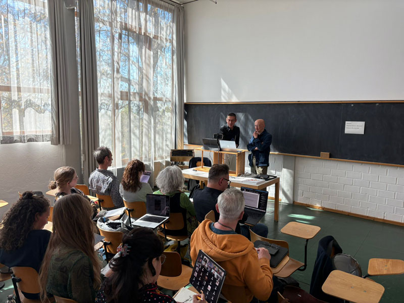 Vorlesung am historischen Ort: Für Studierende im Fernstudium ist es ein besonderes Erlebnis, einmal in einem klassischen Vorlesungsaal zu sitzen.