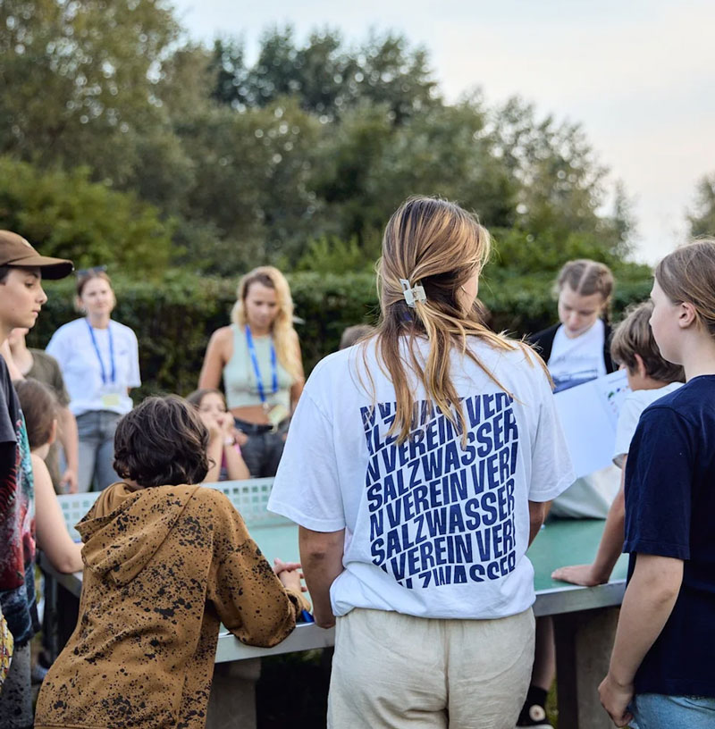 Meeresschutz zum Anfassen: Der SALZWASSER e.V. vermittelt Kindern und Jugendlichen ökologische Zusammenhänge dort, wo sie erlebbar werden – draußen, gemeinsam und nah am Wasser.