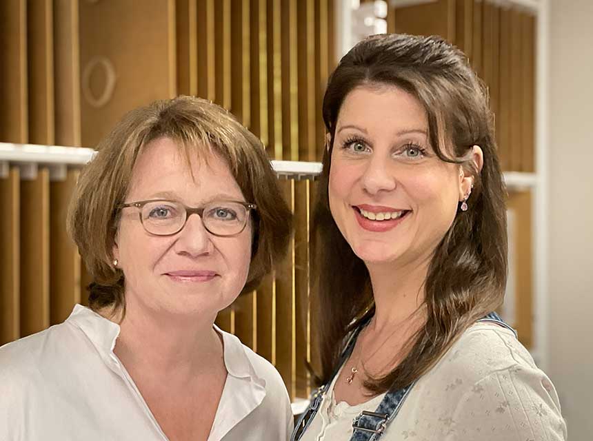 Glückwunsch zum gemeinsamen Buchprojekt! Prof. Dr. Bärbel Kühne (li.) und Karina Michaelis