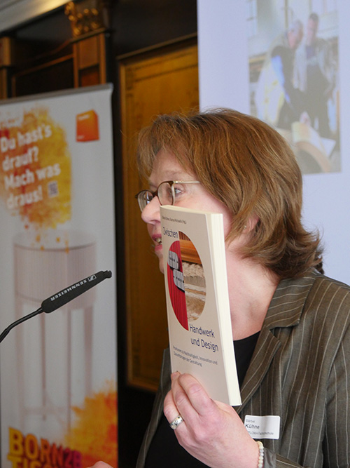 Frau Prof. Dr. Kühne präsentiert das Buch „Zwischen Handwerk und Design“