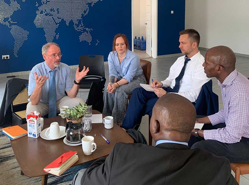 Dr. Carsten Kolbe (li.), Dr. Stefanie Winkler-Hahn und Prof. Dr. Christoph Egner von der DIPLOMA mit Vertretern der UHAS – University of Health and Allied Sciences in Ghana