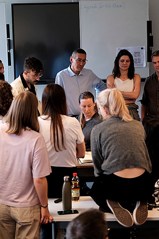Gemeinsame Reflexion im Seminarraum: Der D.SIGN Summit verbindet Praxis, Feedback und Austausch im Design-Fernstudium.
