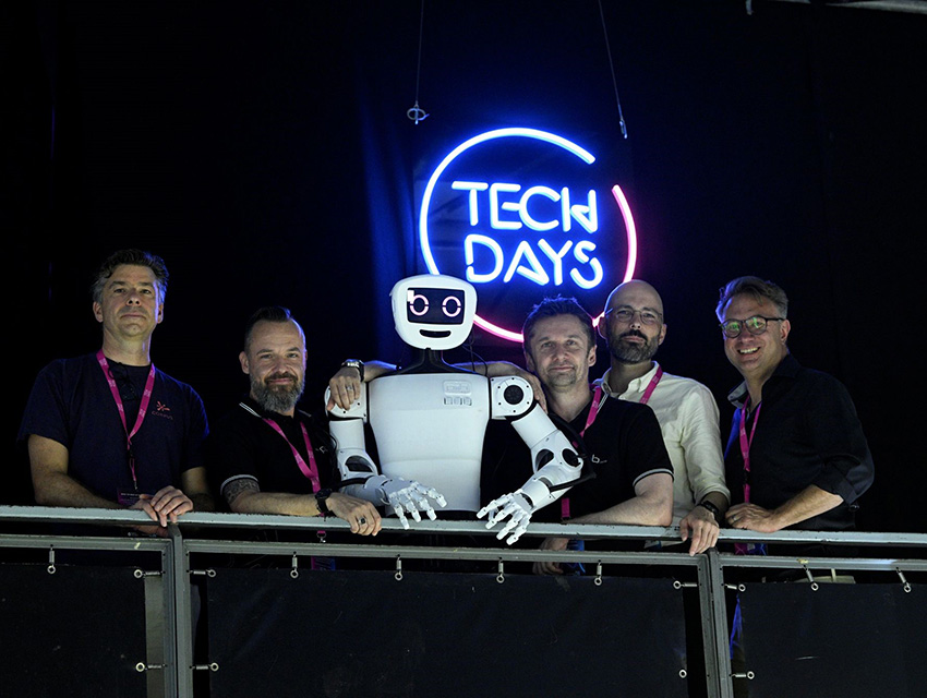 Die TechDays-Speaker (v. l. n. r.): Sounddesigner Mathis Nitschke (Sofilab), TJ Graebe (isento GmbH), Roboter pib, Dr. Jürgen Baier (isento GmbH), Andreas Auberger (Bayern Innovativ GmbH) und Prof. Daniel Nusser (DIPLOMA)