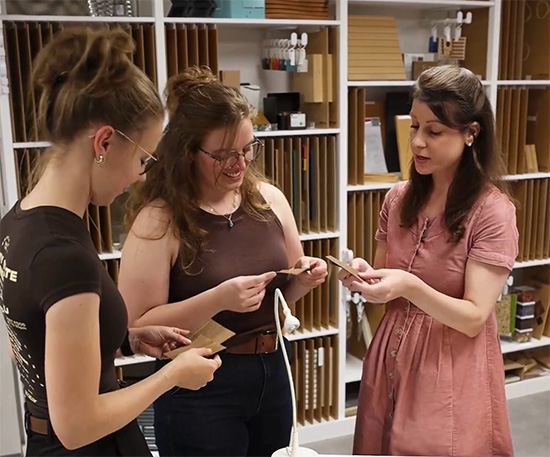 Karina Michaelis (re.), Koordinatorin im Studiengang Craft Design berät Studentinnen in der Materialbibliothek.