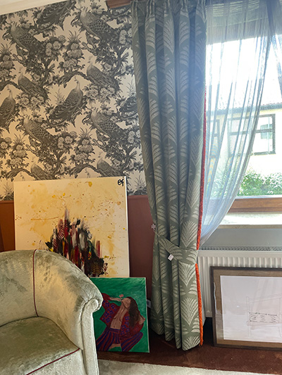 Kunstwerke stehen in einem Raum