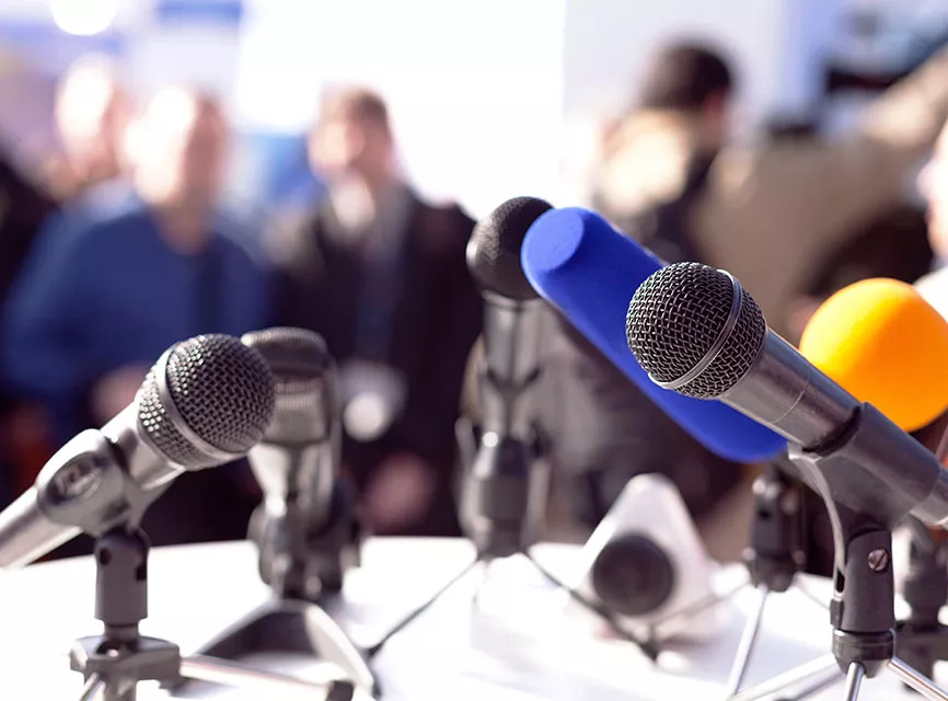 Mikrofone auf einem Tisch während einer Pressenkonferenz