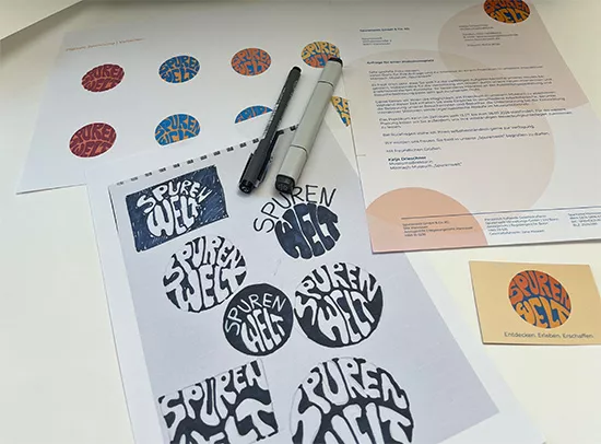 Galerie BCD, Sprache und Typografie