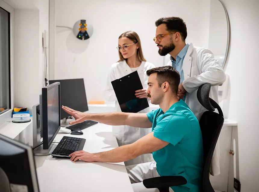 Medizinisches Fachpersonal schaut auf einen PC