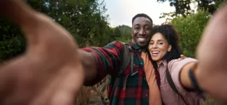 Paar macht Selfie, Blick aus der Kamera
