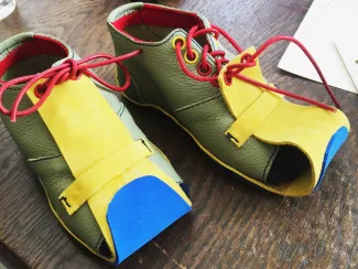 Handgemachte Kinderschuhe aus Leder mit verlängerbarem Vorderfuß.