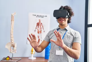 Physiotherapie-Studient mit VR-Brille im Behandlungsraum