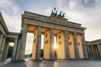 Brandenburger Tor in Berlin bei Sonnenuntergang. Berlin als Standort der DIPLOMA Hochschule für das Duale Studium mit vielen Praxispartnern und den Studiengängen Soziale Arbeit, Kindheitspädagogik und Heilpädagogik und Inklusive Pädagogik.