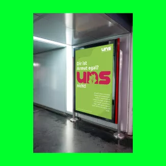 Ein Bild eines Plakates, das die Nachhaltigkeitskampagne "uns" bewirbt.