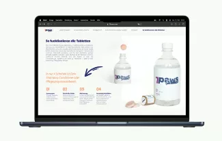 Webseite auf einem Laptop mit weißem Hintergrund