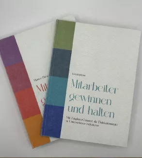 Zwei Booklets liegen nebeneinander