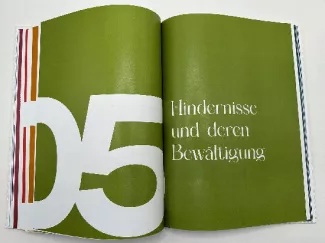 Aufgeschlagenes Booklet