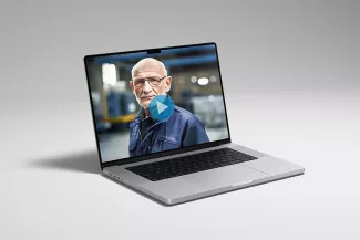 Video mit älterem Herren auf einem Laptop
