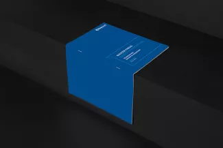 Broschüren Cover blau auf schwarzem Hintergrund