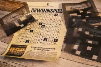 Gewinnspiel Dokument auf dunklem Hintergrund
