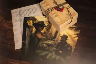 Erlebnisbox auf dunklem Hintergrund