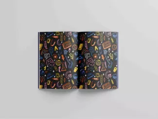 Aufgeschlagenes Buch mit Vorsatzpapaier