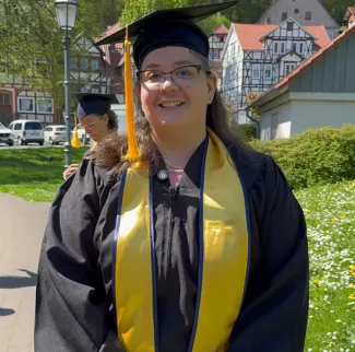 Absolvent Claudia Ulitzsch (bei ihrer Abschlussfeier im April 2025) Absolventin Claudia Ulitzsch