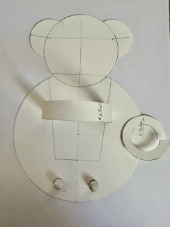 Papiermodell von einem Bären auf hellem Hintergrund