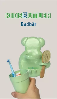 Hellgrüner Badbär Modell mit Wortmarke im Vordergrund