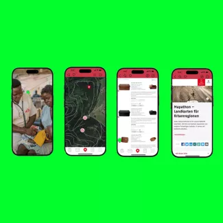 Vier Smartphone-Mockups im Querformat: von links nach rechts die Startseite der Ärzte-ohne-Grenzen-App mit Logo und Foto, eine Kartenansicht mit Höhenlinien und Pin für Geocaching, eine Produktliste für Geocaching-Boxen und eine Informationsseite „Mapathon – Landkarten für Krisenregionen“.
