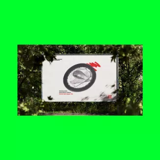 Großflächiges Außenplakat im Park: ein überdimensional dargestelltes Kondom als zentrales Motiv vor weißem Hintergrund, darüber dezent das MSF-Logo, darunter der Slogan „Schütze Dich. Unterstütze andere. Gemeinsam gegen HIV.“ in Schwarz und Rot.