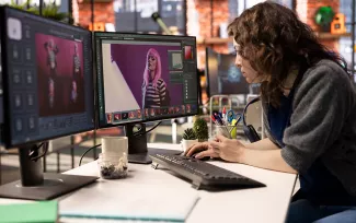 KI: Design-Studentin am PC Design-Studentin am PC