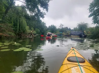 Urlaub mit Kanu idyllische wasserstraße mit kanus