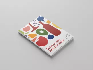 Buch mit einem bunten Cover auf hellgrauem Untergrund