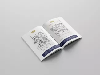 Aufgeklapptes Heft mit Zeichnungen auf hellgrauen Untergrund