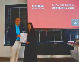 Ernennungsurkunde bei der C-IDEA New Member Ceremony 2025, Bühne der htk academy in Hamburg.