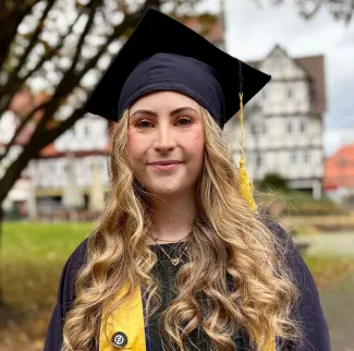Absolventin Caroline Lofi
