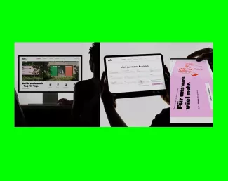 Collage verschiedener Medien: Hand mit grünem Karton, Smartphone, Tablet, Großplakat, City-Light-Poster, Fassadengestaltung und Website, alle mit demselben &-Motiv und den Namen der Tier-Mensch-Paare – Gesamtübersicht der Kampagne.