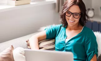 Frau auf dem Sofa am Laptop