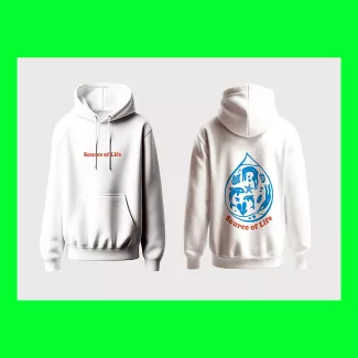Ein weißer Hoodie mit blauen Illustrationen und der roten Botschaft „Source of Life“ betont auf ästhetische Weise die zentrale Rolle von Wasser als Lebensquelle für alle Lebewesen.