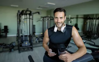 Fitnesstrainer im Studio