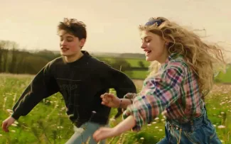 Jugendliche laufen über eine Wiese