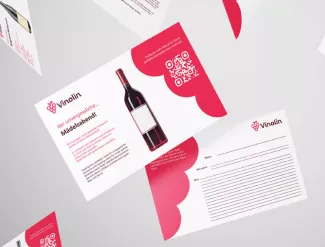 Mehrere gestaltete Vinolin-Karten schweben vor hellem Hintergrund. Sichtbar sind ein Anlassmotiv "Mädelsabend", eine Weinillustration, ein QR-Code sowie eine Rückseite mit Linien für persönliche Notizen.