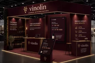 Corporate-Design-Board für Vinolin mit dunkelroter Farbfläche, goldfarbener Traubenmarke, Logo-Varianten, Farbpalette sowie Typografie mit Playfair Display und Montserrat.