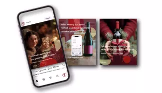 Smartphone mit Vinolin-Instagram-Feed neben drei Social-Media-Motiven. Zu sehen sind eine junge Frau mit Glas, eine Weinflasche mit Interface und ein Geschenk-Motiv mit Headline zur sicheren Weinwahl.